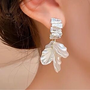 💥2 for $18💥 Beautiful Sterling and Cz drop floral earrings!